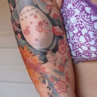 coniglio divertente tatuaggio su braccio di ragazza