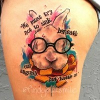 Lustiges intelligentes Kaninchen in den Gläsern farbiges Oberschenkel Tattoo im Aquarell-Stil mit weisem Schriftzug