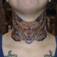 Tatuaje en cuello, cara de tigre agresivo con alas de mariposa