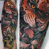 Tatuaje en el brazo, tigre furioso con cráneo viejo en garras