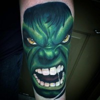 Wütendes traditionelles gefärbtes Hulks Porträt mit großen weißen Zähnen detailliertes Tattoo