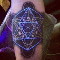 Tatuaje en el antebrazo, figura geométrica divina de tinta ultravioleta