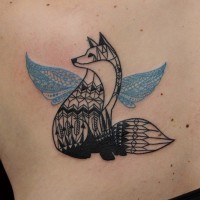 Tatuaggio stilizzato la volpe nera con le ali azzurre