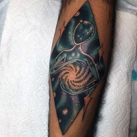 Geometrisches farbiges großes Tattoo mit Raum und Alien am Arm
