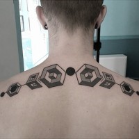 Tatuaje en la espalda alta, varias  figuras geométricas volumétricas