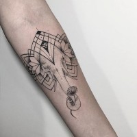 Tatuaje en el antebrazo, elefante fantástico y patrón precioso