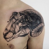 Encre noire de style géométrique peinte par Michele Zingales, tatouage de la tête de chèvre par la clavicule