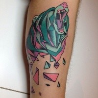 Tatuaggio di gamba colorata di stile geometrico della testa di orso ruggente