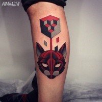 Tatuaje en la pierna,
gato con cubo de colores negro rojo