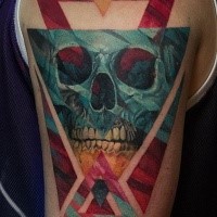 Geometrischer Stil farbiges Schulter Tattoo mit Dreiecken und Schädel