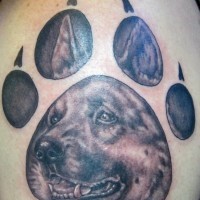 Deutscher Schäferhund Tattoo im Pfotenabdruck des Hundes