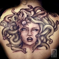 Tatuaje en la espalda, Medusa Gorgona con serpientes tremendas