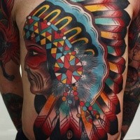 Riesiger amerikanischer traditioneller indianischer Häuptling mehrfarbiges Tattoo an der Brust und Bauch