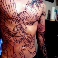 Tatuaje en el pecho y estómago,  águila lucha con serpiente, dibujo no pintado