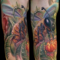 Giant macro naturally colored bee on flower colorful tattoo on biceps