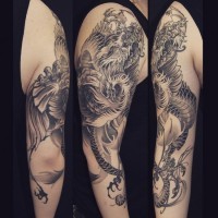Tatuaje negro blanco en el brazo,
 dragón masivo espectacular