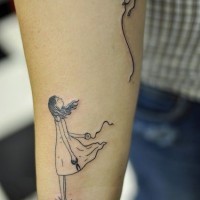 Tatuaje en la muñeca,
chica y cometa, dibujo sencillo