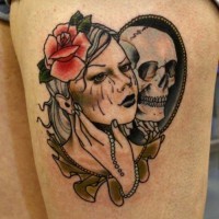 Tatuaje en el muslo,  chica y cráneo refleja en espejo