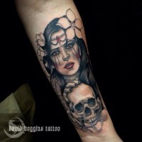 Tatuaje en el brazo, chica lleva el cráneo
