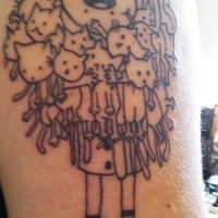 Tatuaje de chica contenta con gatos en manos