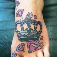 Tatuaje de corona con diamantes en el pie