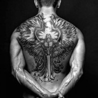 Tatuaje negro blanco en la espalda,
ángel impresionante detallado