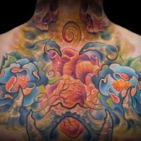 Glühende farbige Blumen Tattoo an der Brust mit menschlichem Herzen
