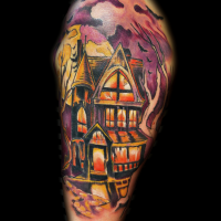 Glühendes farbiges im alte-Cartoon-Stil gruseliges verlassenes Haus Tattoo an der Schulter mit Fledermäusen