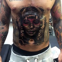 Tatuaje en el estómago, 
mujer india divina en piel de oso