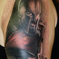 Tatuaje en el brazo, guerrero espartano realista con escudo y lanza