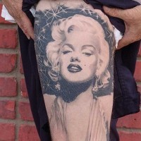 Tatuaje negro blanco en el muslo,  retrato de Marilyn Monroe maravillosa super realista