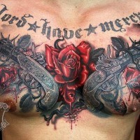 Herrliche präzis gemalte detaillierte antike Pistolen Tattoo an der Brust mit Rosenblüten