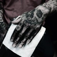Herrliches und gruseliges schwarzweißes Skelett Tattoo am Arm