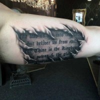 Herrlicher antiker Schriftzug wie zerrissene Haut Tattoo am Arm