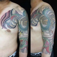 Herrlicher im  asiatischen Stil farbiger Adler kämpft gegen die Schlange Tattoo an dem Ärmel und der Brust