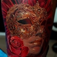 Herrliche schöne farbige Frau in der Maske Tattoo mit Rose und Schriftzug