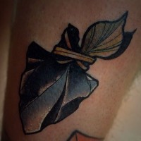 Herrliches schön gestaltetes natürlich aussehendes Pfeilkopf Tattoo mit kleinen Blättern