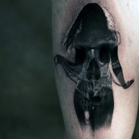 Herrliches schwarzes und weißes Bein Tattoo von Silhouette der Frau mit Schädel