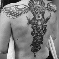 Wunderschöne schwarzweiße mystische indianische Statue Tattoo am ganzen Rücken