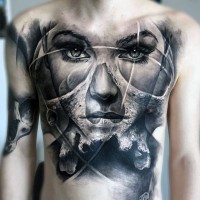 Wunderschönes schwarzweißes Porträt der Frau mit brennendem Vulkan Tattoo an der Brust