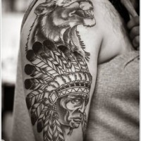 Tatuaje en el brazo, león divino con jefe indio, colores negro blanco