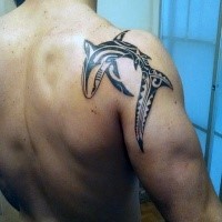 Herrliches schwarzes Schulter Tattoo von schwarzem Hai mit polynesischen Verzierungen