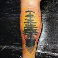 mozzafiato colorato antica barca con tramonto tatuaggio su gamba