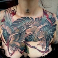 Wunderschönes buntes detailliertes Brust Tattoo mit fliegenden Krähen mit Band