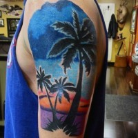 Tatuaje en el hombro,
 palmeras maravillosas a puesta del sol