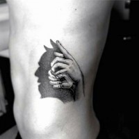 Tatuaje de juego de sombras en el costado