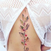 Tatuaje para la columna vertebral, 
planta hermosa con bayas rojas y inscripción