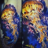 Tatuaje en el brazo,
medusa hermosa alucinante  en cosmos