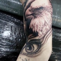 Tatuaje en el brazo,
águila americana muy realista y ojo de mujer