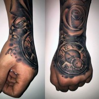 Tatuaje en la mano,  reloj moderno con rosa exquisita